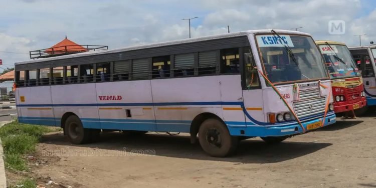 യാത്രയയപ്പ് ആഘോഷം പാതിരാത്രിവരെ: കെ.എസ്.ആർ.ടി.സി. മാനന്തവാടി ഡിപ്പോയിൽ സർവീസുകൾ മണിക്കൂറുകൾ വൈകി