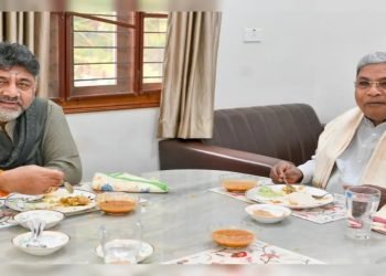 സിദ്ധരാമയ്യ രാജിവെച്ചു, മുഖ്യമന്ത്രിയായി ഡി.കെ ശിവകുമാറിനെ നിർദേശിച്ചു; ഡൽഹിയിലെത്തി രാഹുലിനെ കാണും
