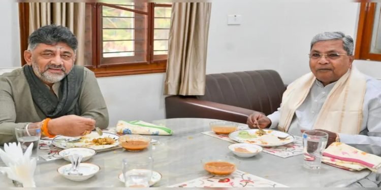 സിദ്ധരാമയ്യ രാജിവെച്ചു, മുഖ്യമന്ത്രിയായി ഡി.കെ ശിവകുമാറിനെ നിർദേശിച്ചു; ഡൽഹിയിലെത്തി രാഹുലിനെ കാണും