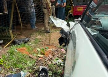 കോലിയക്കോട് സൊസൈറ്റി ജംഗ്ഷനിൽ നിയന്ത്രണംവിട്ട കാർ വീടിന്റെ കാർഷെഡിലേക്ക് ഇടിച്ചു കയറി