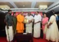 സ്വാമി ഗുരുരത്നം ജ്ഞാനതപസ്വിയെ ആദരിച്ചു.