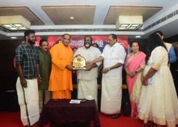 സ്വാമി ഗുരുരത്നം ജ്ഞാനതപസ്വിയെ ആദരിച്ചു.