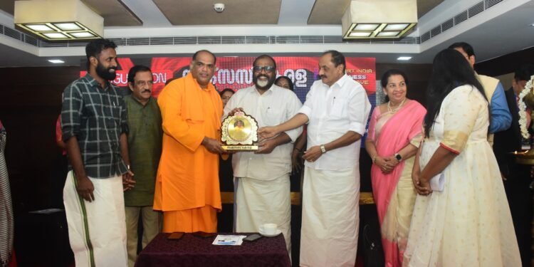 സ്വാമി ഗുരുരത്നം ജ്ഞാനതപസ്വിയെ ആദരിച്ചു.