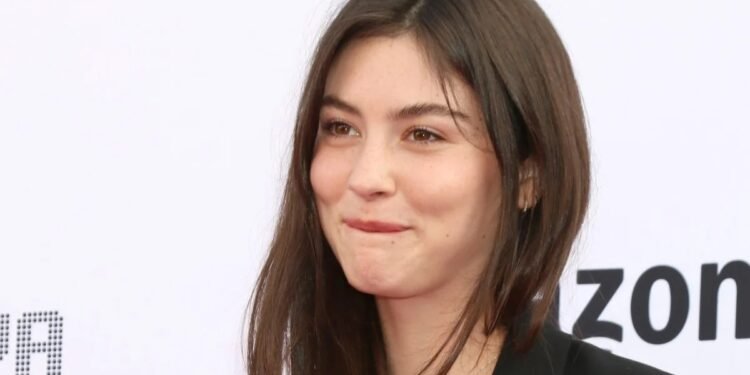 Gracie Abrams I Love You I’ m Sorry gets chorus of applause from wannabes