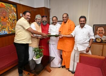 മുഖ്യമന്ത്രിക്ക് ഓണക്കോടി സമ്മാനിച്ച് തലസ്ഥാന നഗരിയുടെ ആത്മീയ കൂട്ടായ്മ