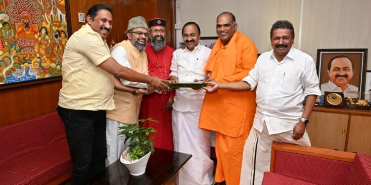 മുഖ്യമന്ത്രിക്ക് ഓണക്കോടി സമ്മാനിച്ച് തലസ്ഥാന നഗരിയുടെ ആത്മീയ കൂട്ടായ്മ