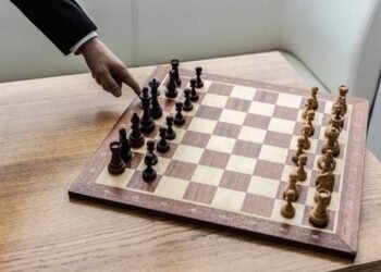 How to play chess, Any guess ?