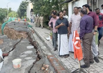 ആക്കുളം കട്ടേലയിൽ റോഡ് ഇടിഞ്ഞുതാഴ്ന്നു; സുരക്ഷ ഉറപ്പാക്കാൻ അടിയന്തര ഇടപെടല്‍ വേണമെന്ന് നാട്ടുകാര്‍