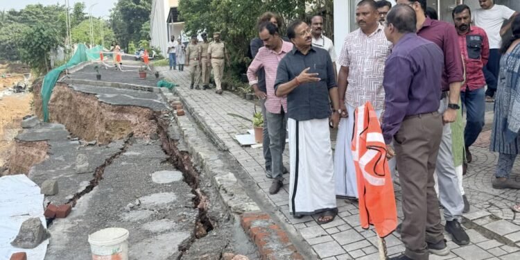 ആക്കുളം കട്ടേലയിൽ റോഡ് ഇടിഞ്ഞുതാഴ്ന്നു; സുരക്ഷ ഉറപ്പാക്കാൻ അടിയന്തര ഇടപെടല് വേണമെന്ന് നാട്ടുകാര്
